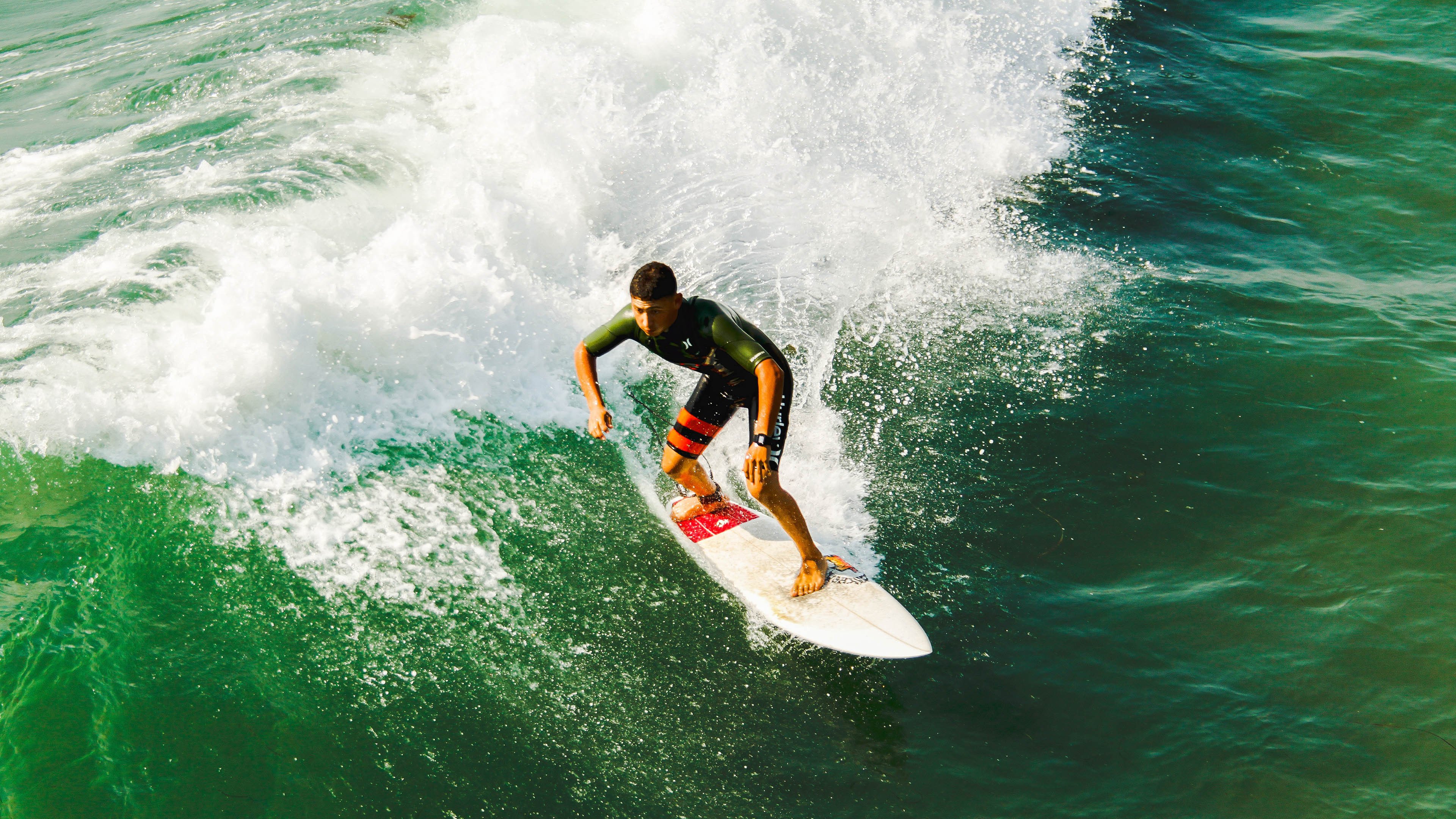 英雄联盟全球总决赛，巅峰对决引爆电竞热潮